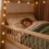 Kind bewegt sich im Schlaf in einem sicheren Kinderbett
